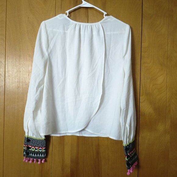 Tobi Women's Medium Long Sleeve Pullover Boho Embroidered Cuff Blouse V-Neck - Picture 6 of 8